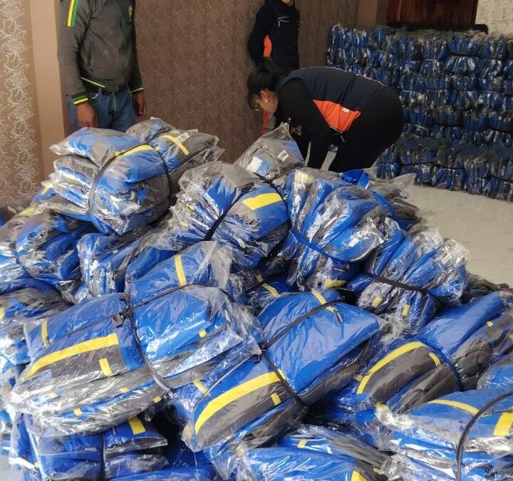 Entrega de más de 3500 chamarras a las empresa minera colquechaca